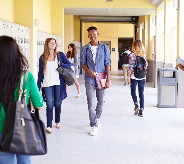 Jeunes personnes dans le corridor d’une