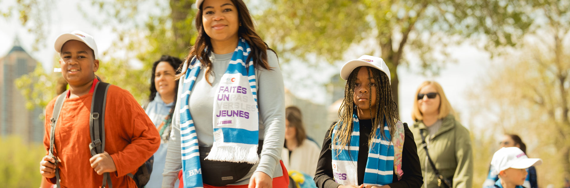 Une image d'un groupe de personnes marchant lors d'événements soutenant la jeunesse tels que la Marche BMO Faites un pas vers les jeunes