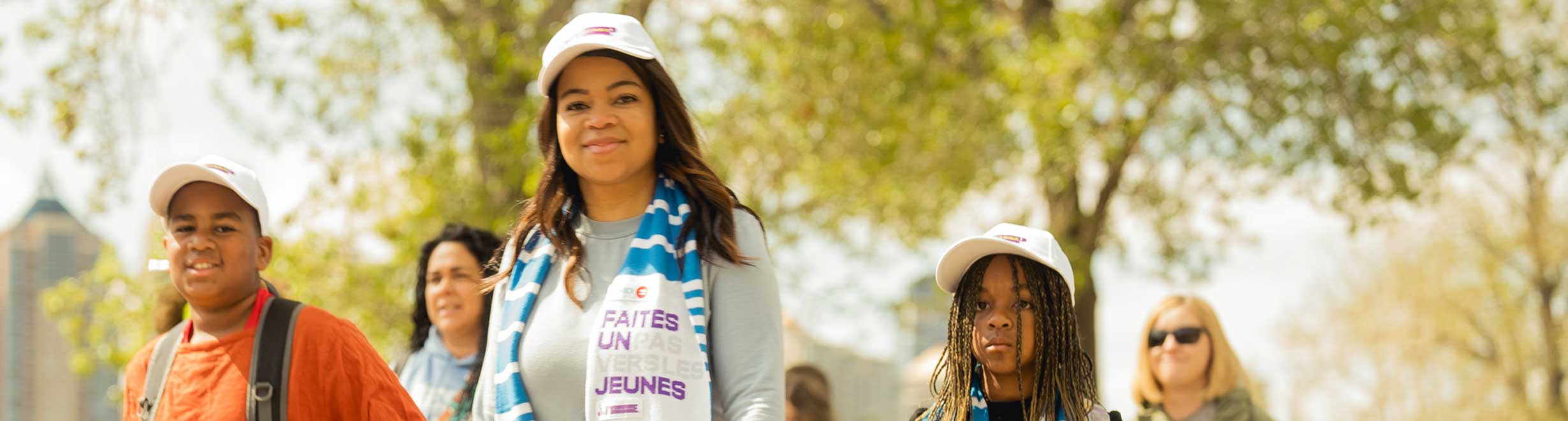 Une image d'un groupe de personnes marchant lors d'événements soutenant la jeunesse tels que la Marche BMO Faites un pas vers les jeunes