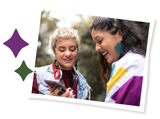 Deux jeunes qui regardent un téléphone